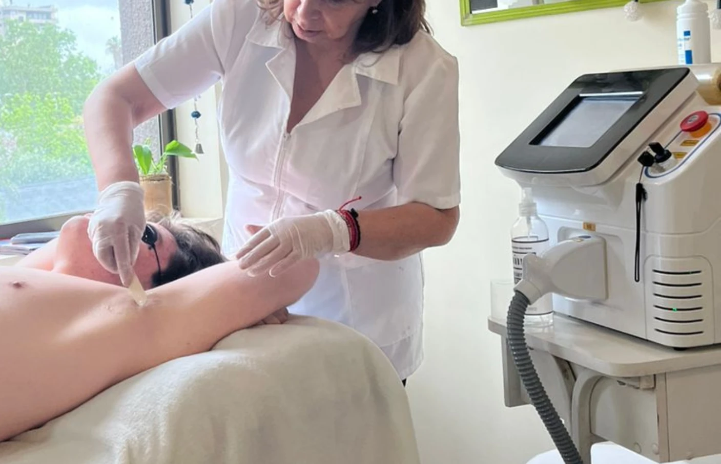 Profesional aplicando tecnología estética en un caso real
