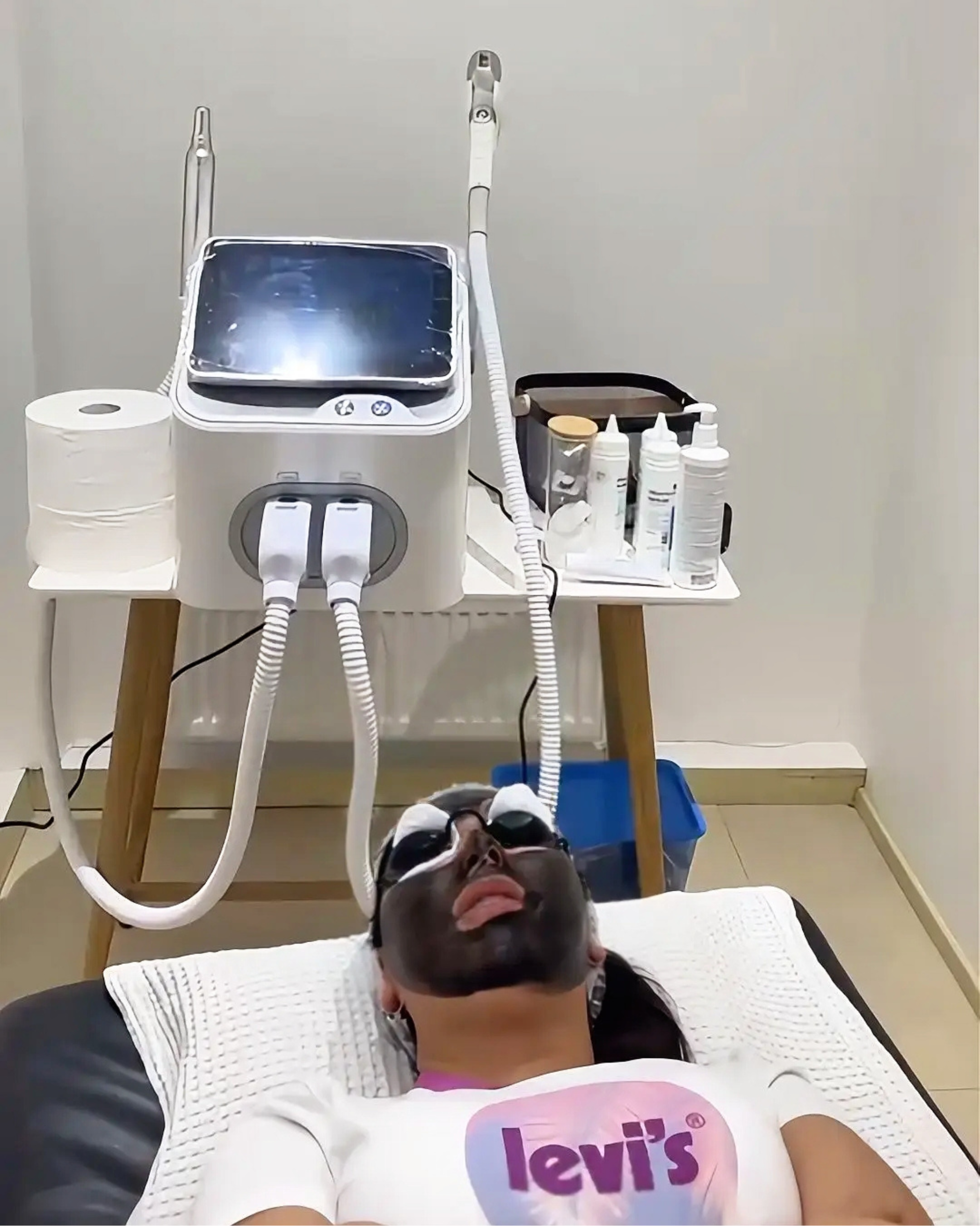 Clienta usando NovaWave Dual PRO en protocolo Hollywood Peel