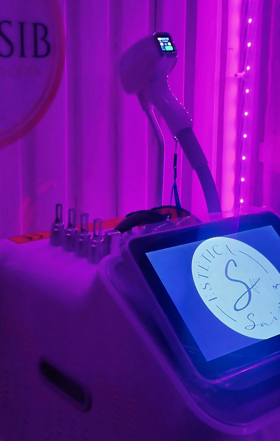 Equipo KINESIB instalado en un centro estético profesional junto a sus accesorios