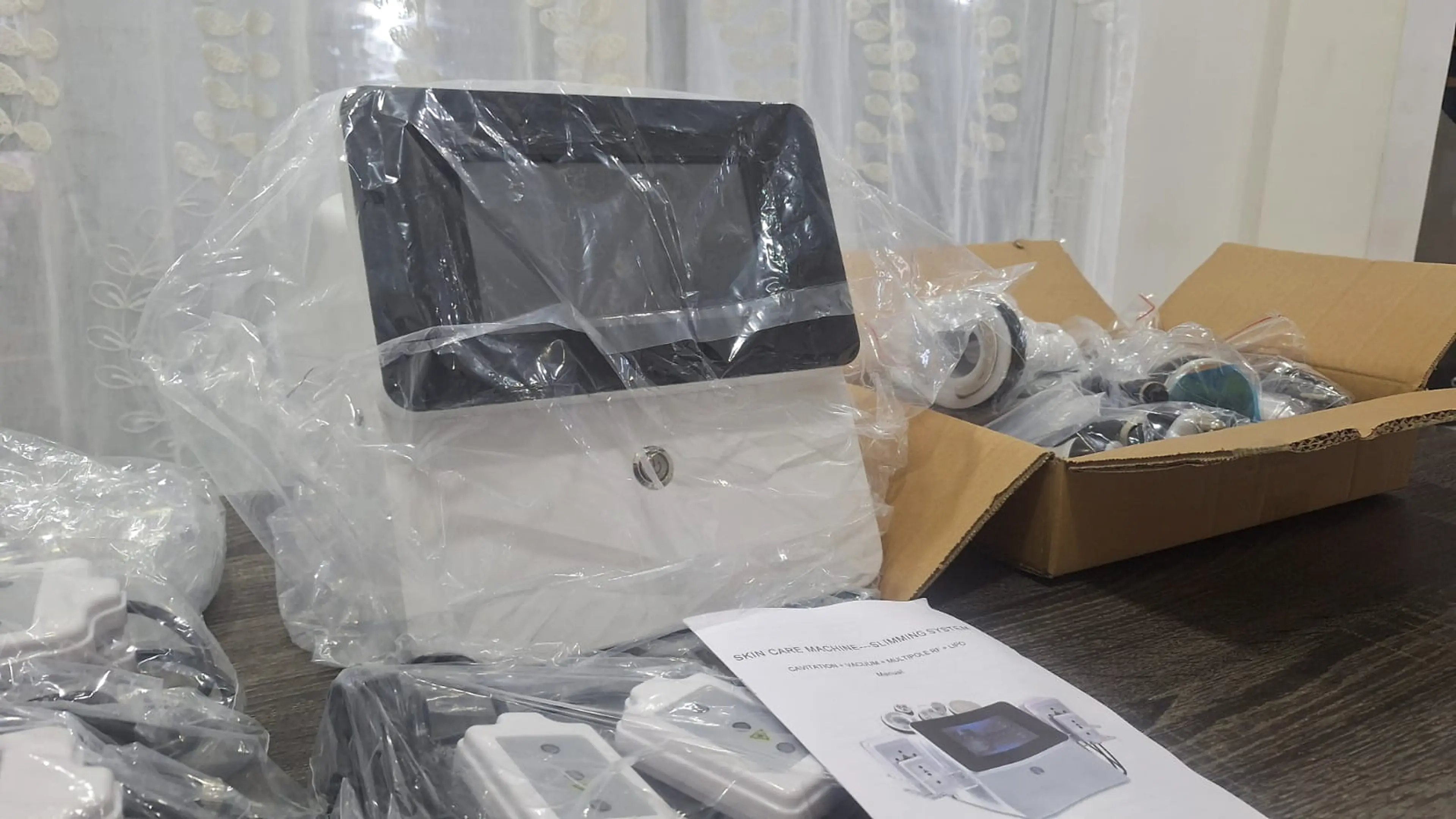 Equipo estético real recién recibido por KINESIB junto a sus componentes y manual