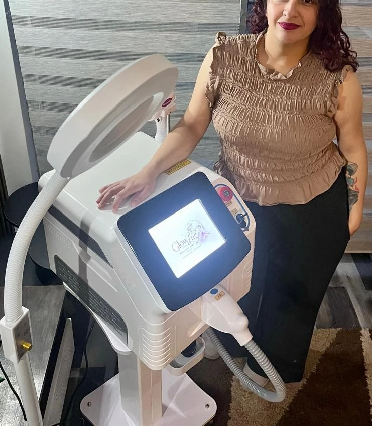 Profesional junto a su equipo de tecnología estética KINESIB